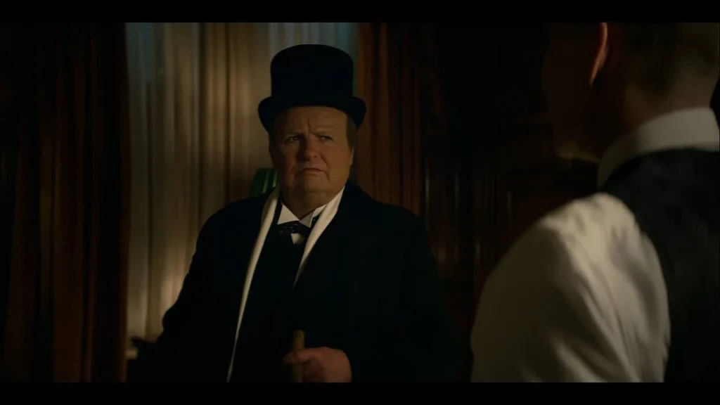 winston churchill from peakt blinders also wears a elagant scarf