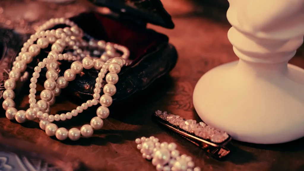 Pearl Necklace and jewellery 